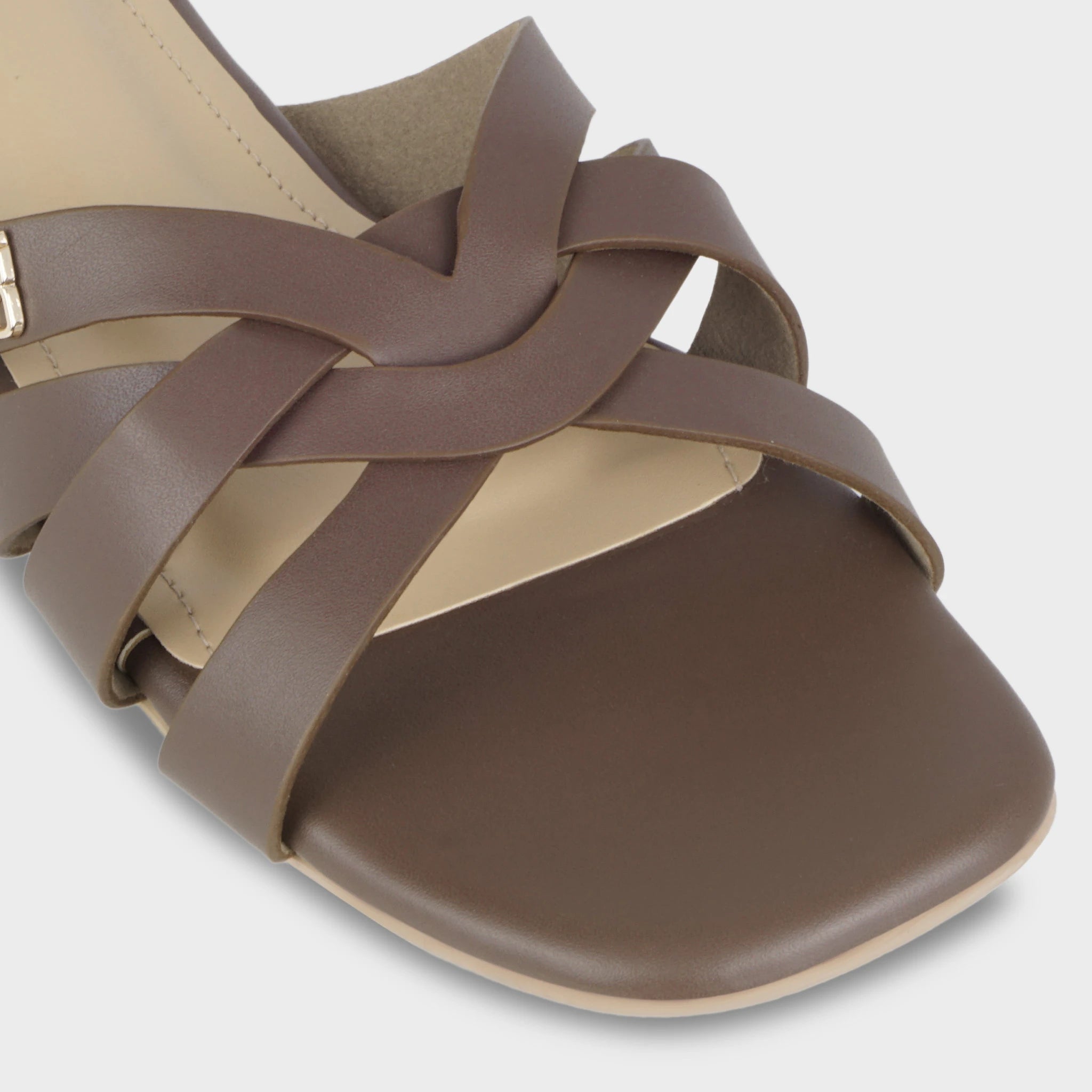 Close-up of the Averis woven toe straps showing the smooth interlacing detail, square toe footbed, and gold Glentè brand buckle - Glentè