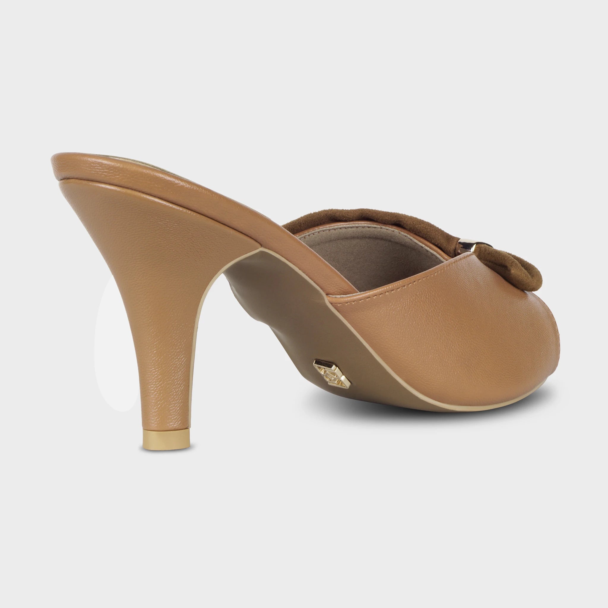 Rear view of Solviane tan mules showing the smooth leather-wrapped kitten heel, gold heel tip, tan outsole with embossed Glentè logo, and suede bow detail at the toe - Glentè