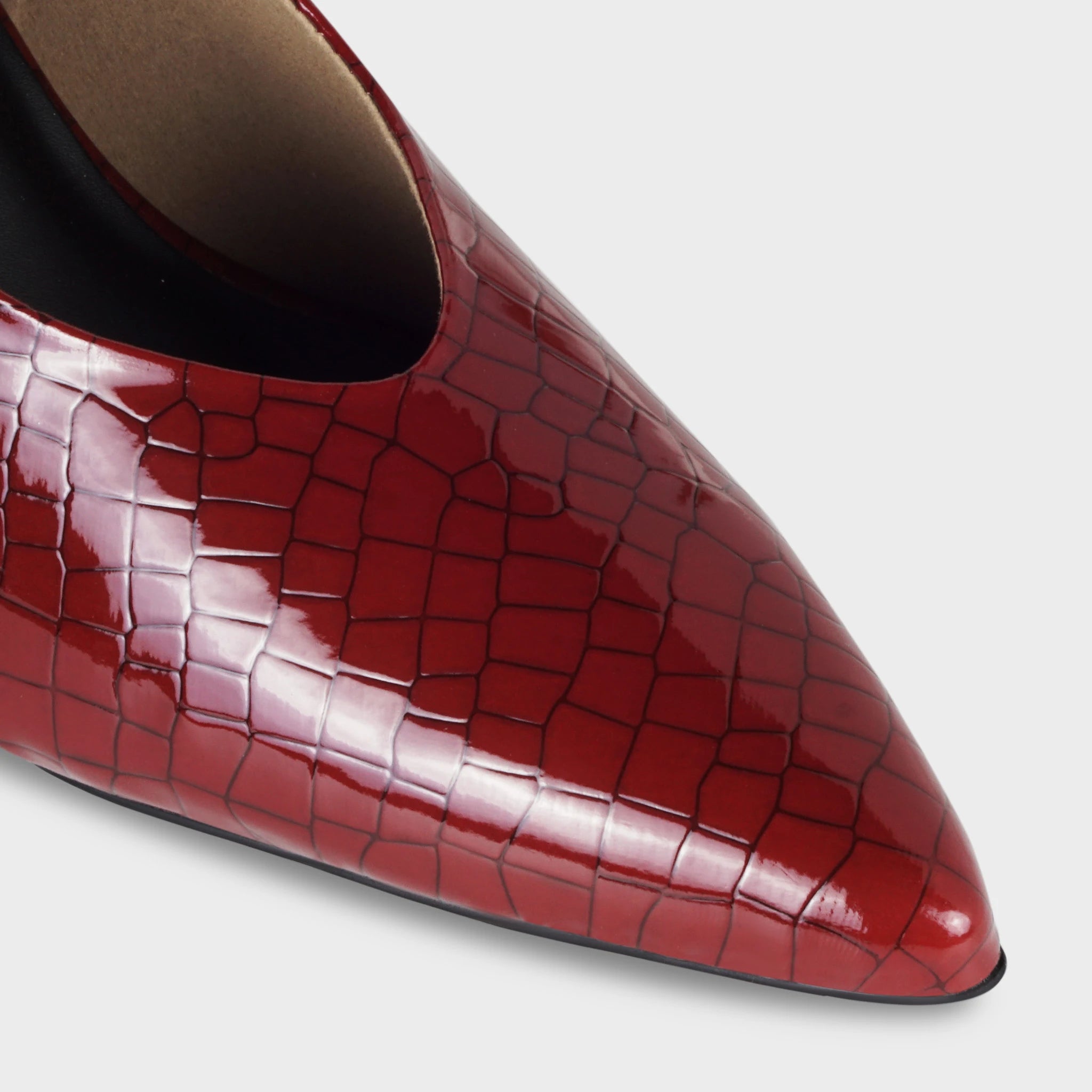 Glentè Veliane slingback close-up deep red glossy crocodile-emboss pointed toe, high-shine patent finish, black piped sole edge, V-cut vamp detail